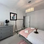The - 1 Bedroom - Sleeps 2 Daire
