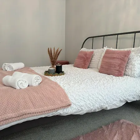 The - 1 Bedroom - Sleeps 2 Апартаменты